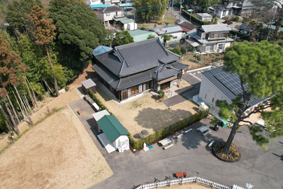 竹林里山のある日本家屋