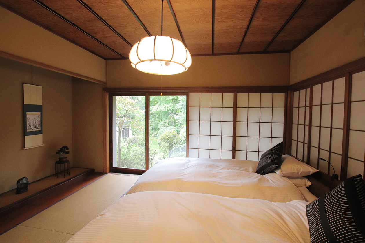日本間ベッドの寝室