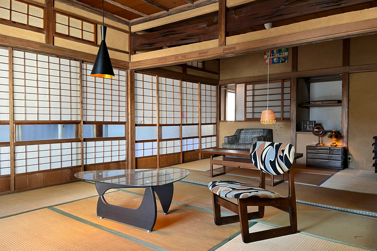 昭和の２階建一軒家、１Fはウッドと珪藻土壁のギャラリー空間、メタリックの部屋、２Fは広い和室とアパート部屋、様々な設定で撮影可能