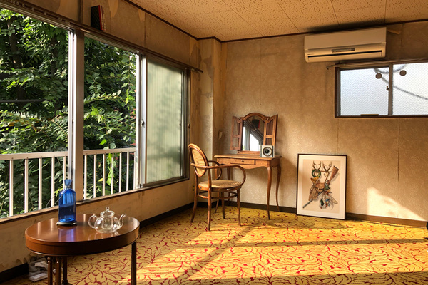 塩 昭和レトロ感あふれる和と洋の部屋と屋上の撮影スタジオ