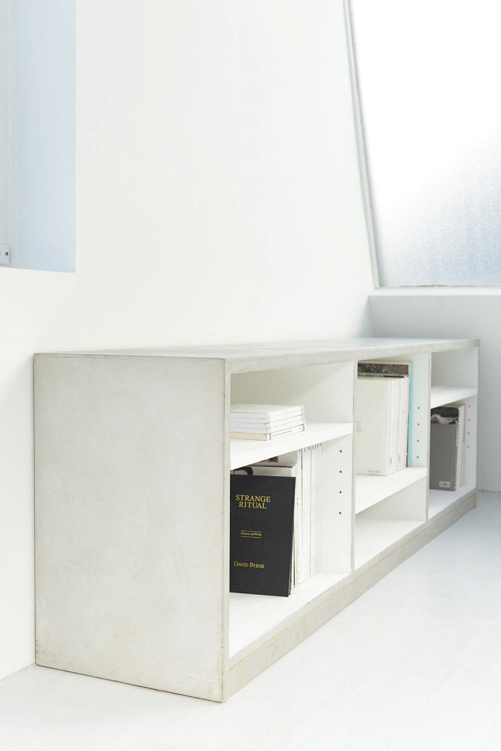 モルタル塗りの書棚は可動式